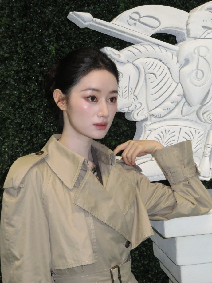 1.郭晓婷在娱乐圈混不到一线位置主要是因为她性格原因，她性格很直，又不爱处理复杂