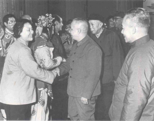 1980年春节，粟裕在武汉亲切接见了演员们。图一粟裕旁边分别是荣毅仁和陈丕显。图