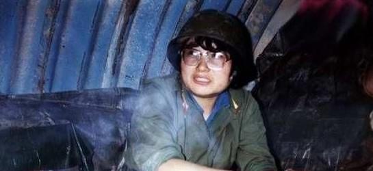 1986年，一个女医生过边境时，突然被哨兵给拦住，要求出示通行证，怎料她直接从怀