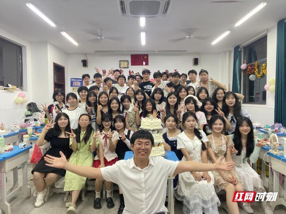 00后教师唐增辉和学生仅相差八岁，执教三年，把原先成绩垫底的高二267班带出年级