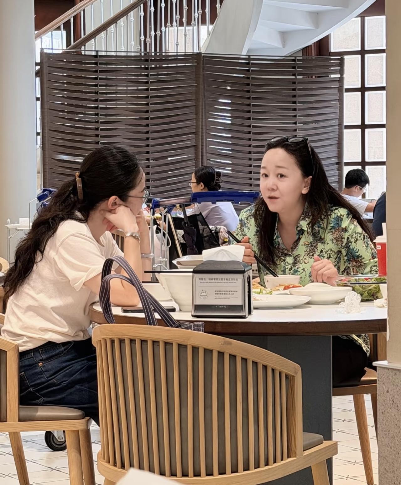 46岁“小秦氏”王一楠在广州阿那亚食堂吃饭，素颜气色很好，喝咖啡吃蔬菜沙拉，好接