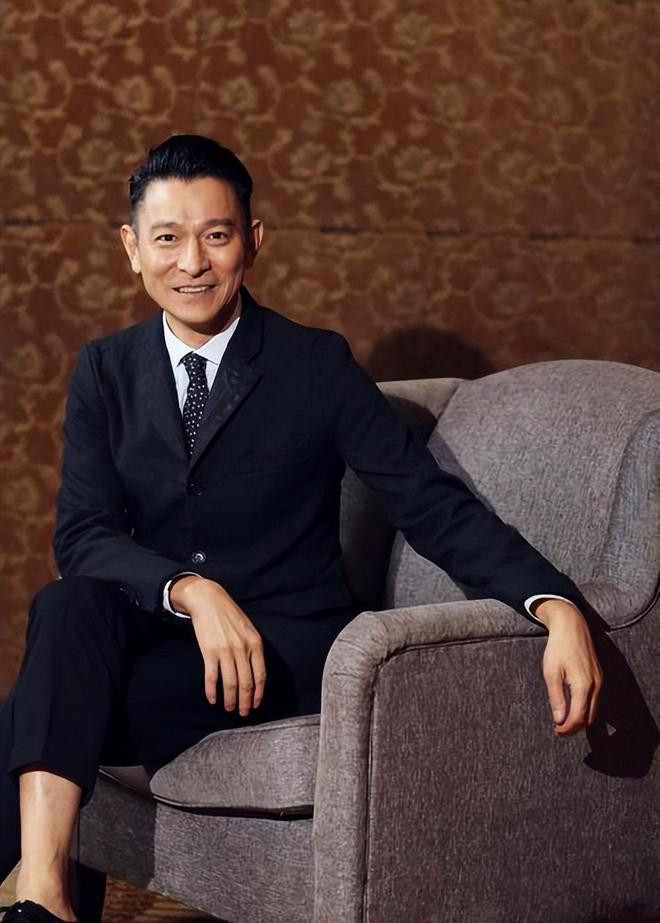 刘德华这个人性格很复杂，表面上朋友满天下，其实没什么真心朋友，他和谁都很好，他性