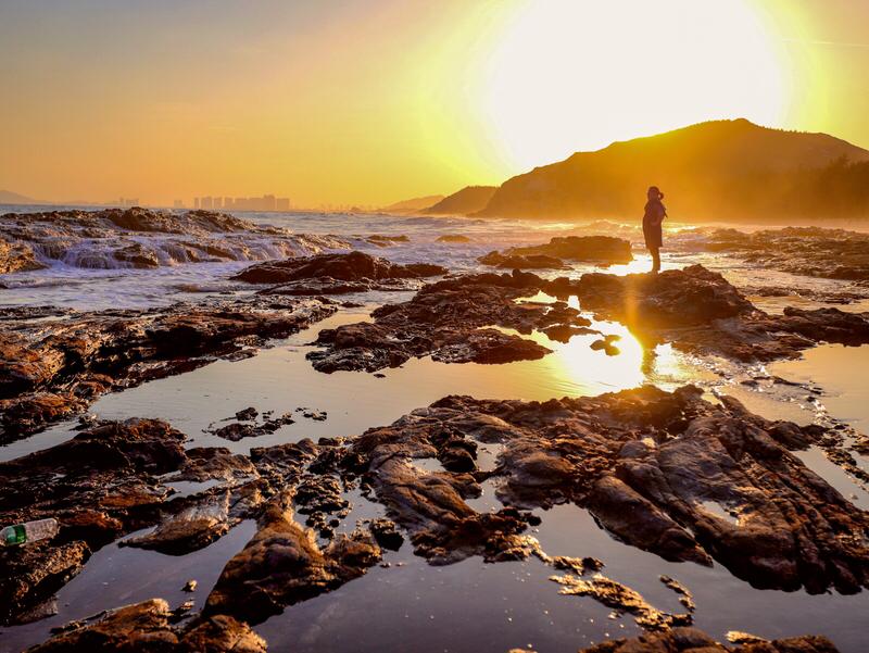 深以为然，那些绝美风景皆源于自然。恰似夏日傍晚海边的落日，柔和的光线倾洒在波光潋