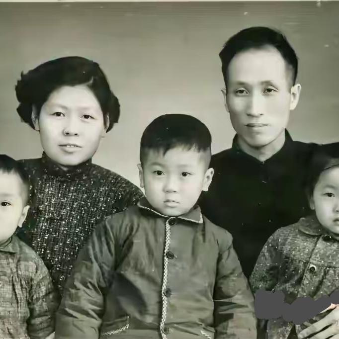 童年马未都的留影，这一张照片是1961年在北京的照相馆拍摄的全家福，出自马未都本