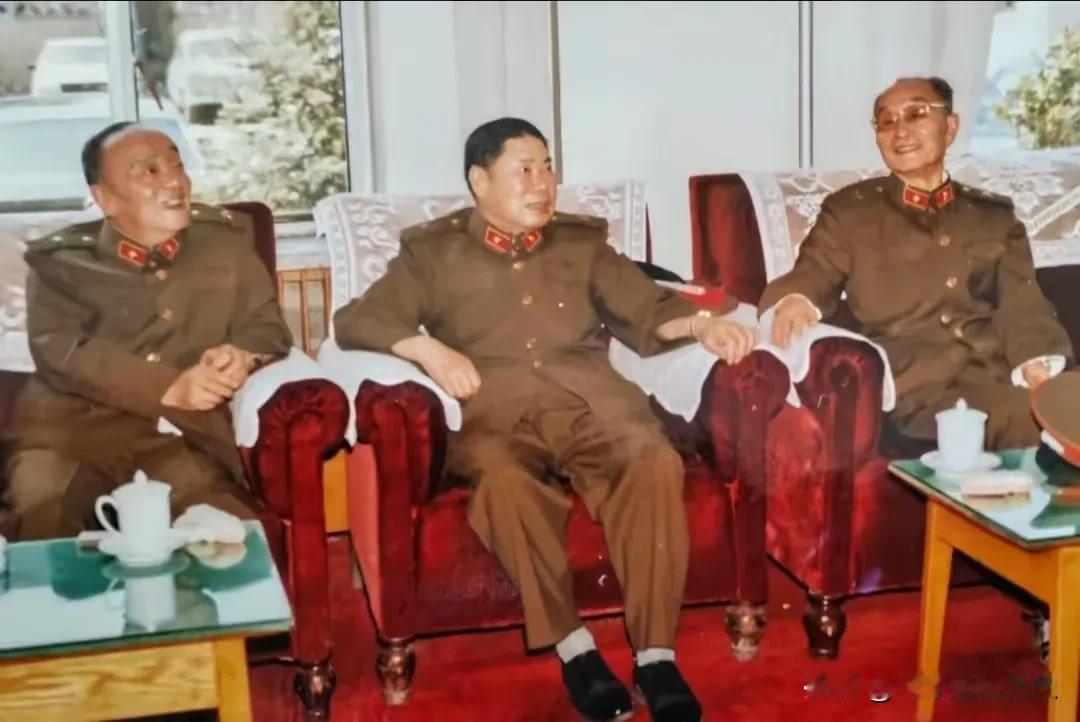 这张珍贵的老照片，记录了张爱萍、杨得志、杨尚昆三位老将相聚交谈的一幕。一身庄重的