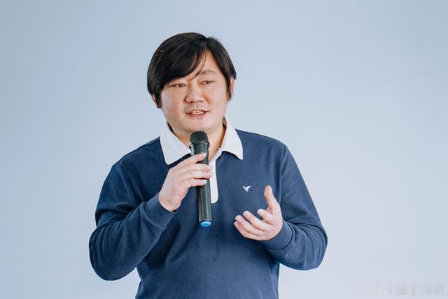 张雪称以前没少找马云借钱【张雪现身阿里，自嘲“以前没少找马云借钱”，最高的一