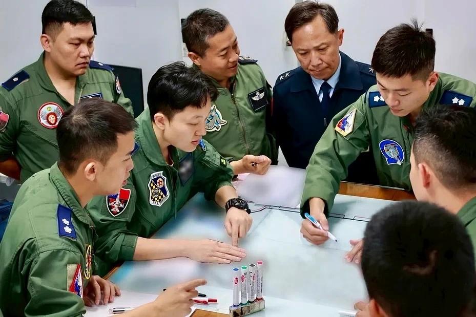 【台空军拟设72个“专责飞行军官”职位留任资深飞行员】随着F-16V战机开始交付