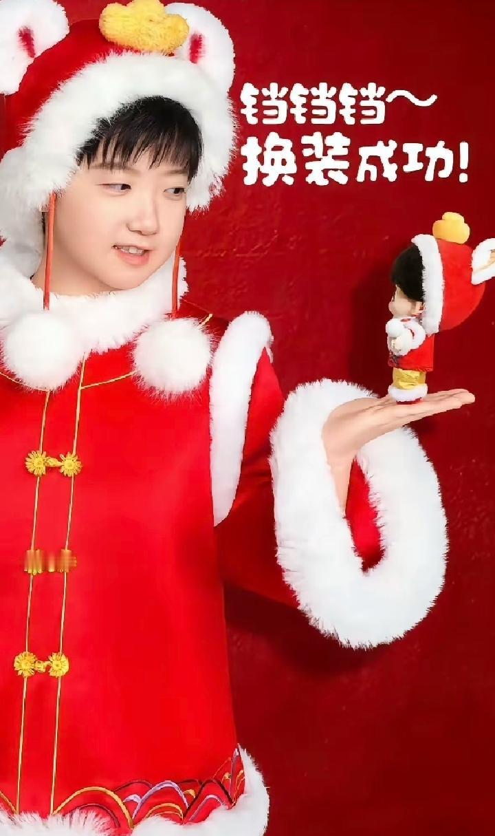 爱了爱了，福娃版孙颖莎，新年造型直接美翻了，圆圆的脸蛋搭配喜庆的穿搭，笑眼弯弯灵