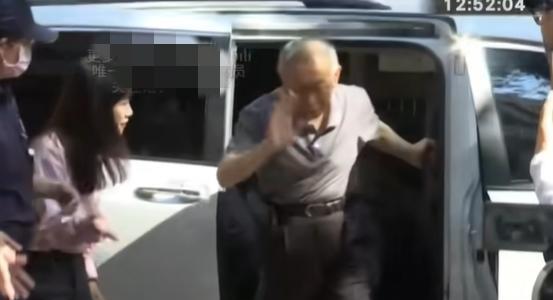 柯文哲今天一早就到台北地方法院报道出席羁押庭审，他家门口已经被记者们包围起来，柯