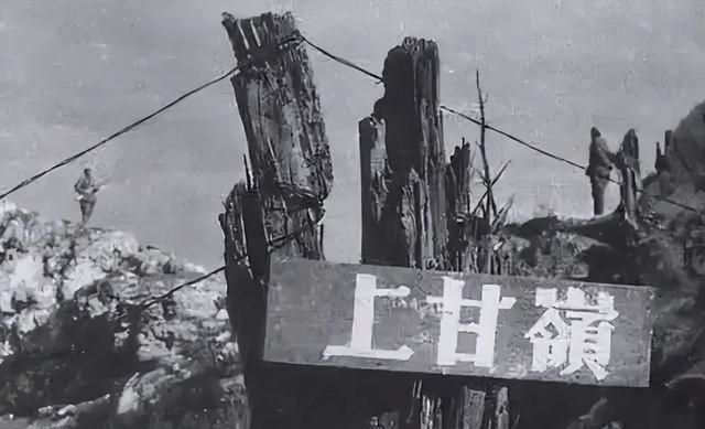 1952年上甘岭战役进入白热化，敌军以空前火力猛攻志愿军阵地。9号高地尸横遍野，