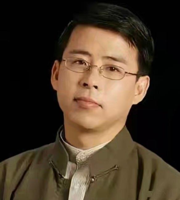 阿丘又被点名了。这次不是当年的言论被翻出来，而是办活动时，"不小心"用了“央视”
