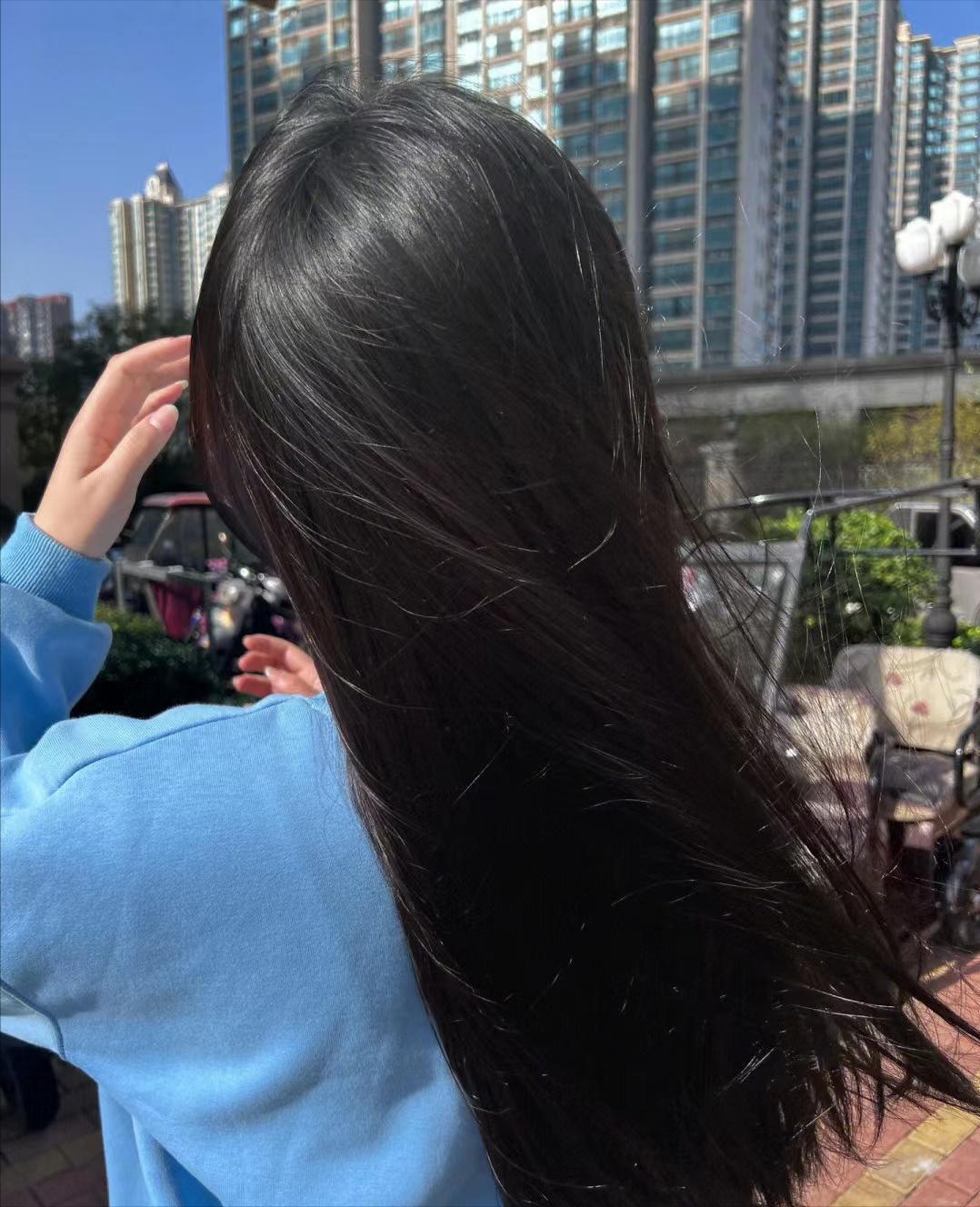 说到头发，我妈经常说，贵人不顶重发，我妈可烦头发多了。我头发多，所以从来没烫