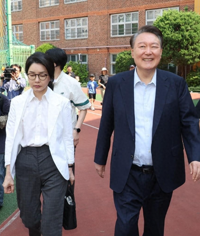 从风光到黯淡！金建希素颜出镜，面容体态尽显岁月痕迹