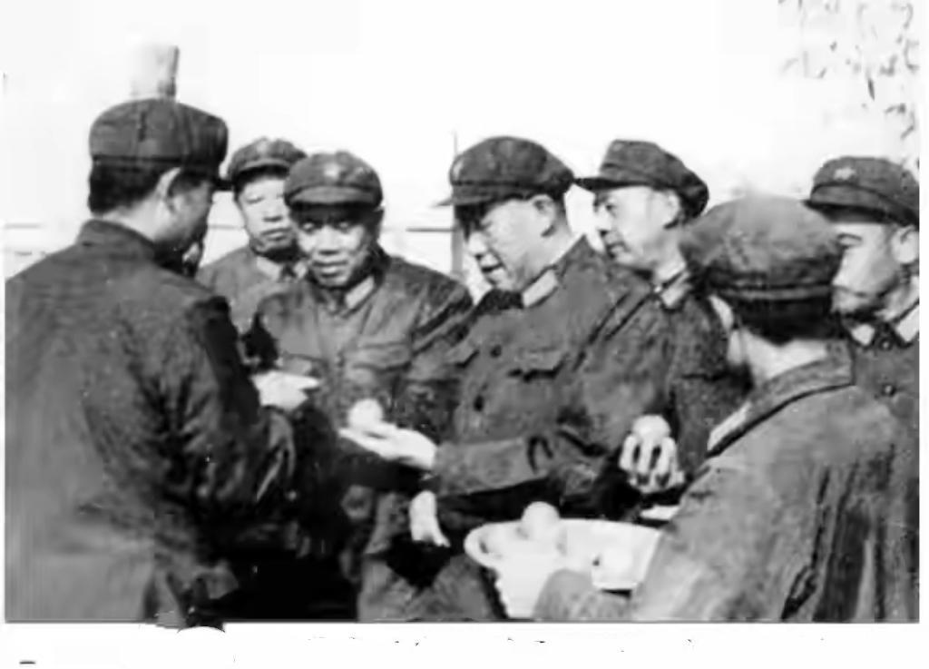 1984年夏，时任乌鲁木齐军区司令员肖全夫将军（中）与政委谭友林将军在南疆军区司