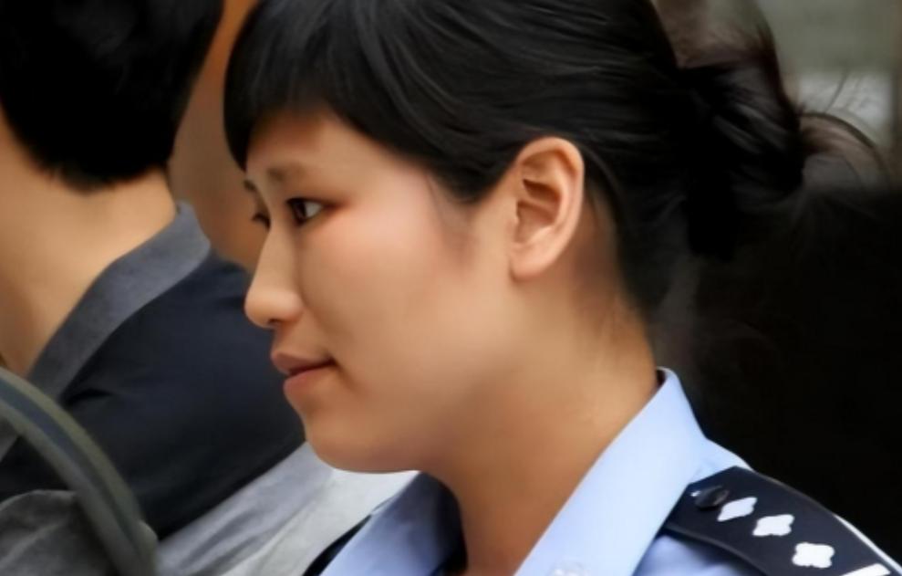 2008年，汶川女警揭衣露乳哺育9婴，归来连升四级，却被人嘲讽“升官靠喂婴儿”，