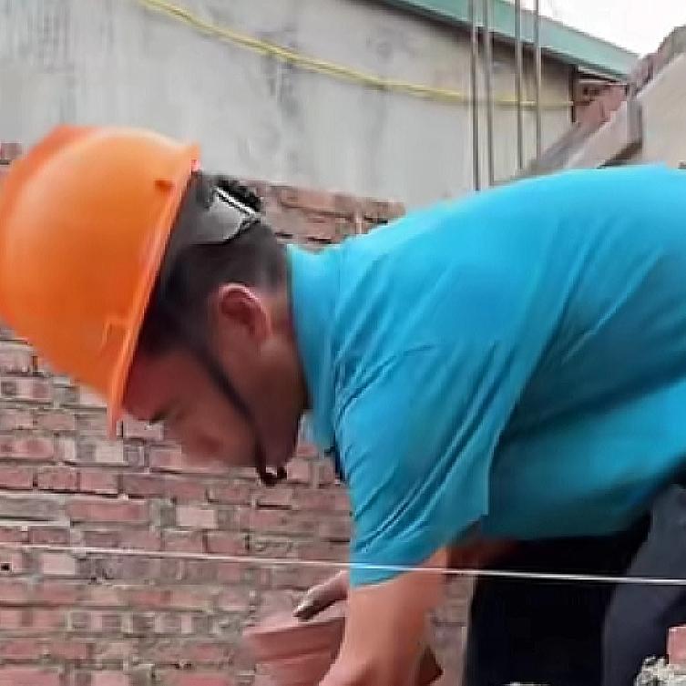 小松在越南省城安沛建民宿，这个民宿是给自己盖的，怎么说小松也是个外企老板，所以他