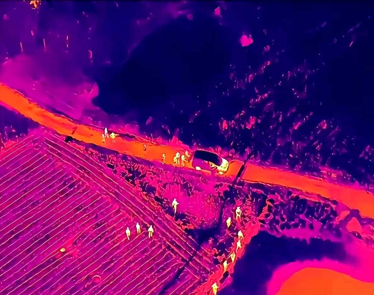 上千亩玉米地都快被翻成“刮地皮”了，人还是没影，这事儿你说怪不怪？无人机、热成