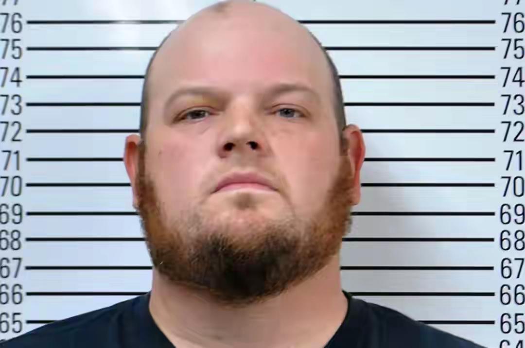 美国的圣诞节出了不少事，美国俄州一名33岁男子亚当斯在圣诞节收到了一份礼物，一把