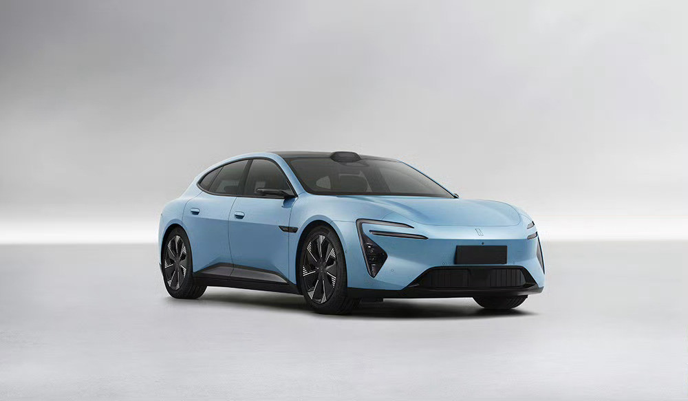 阿维塔06T工信部照片来了这个白色背景，配上这个浅蓝色漆面都快看不出来是旅行版