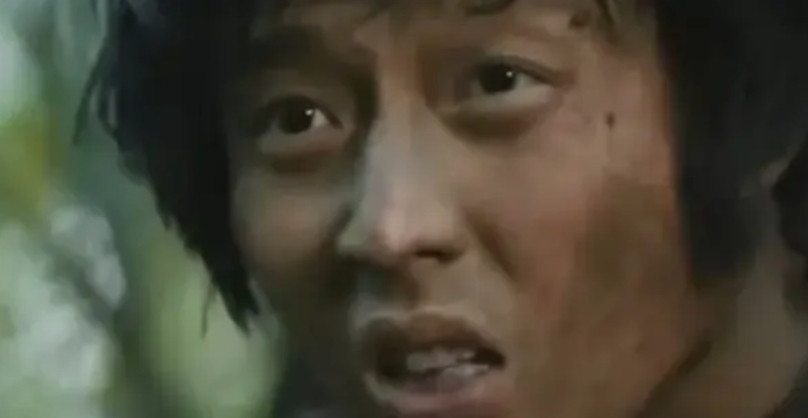 在电视剧《归队》的紧张氛围中，战士田小贵一脸疑惑地望向排长鲁长山，忍不住问道：“