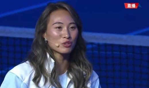 一个神奇的现象！当一些中国球迷持续不断“怒喷”郑钦文的同时，女子网坛却给了郑钦