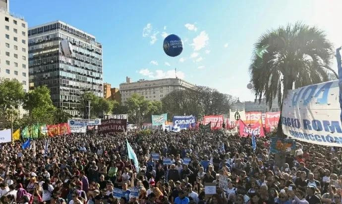 阿根廷民众抗议总统改革阿根廷乱成一锅粥了！全国上下，到处都是抗议示威