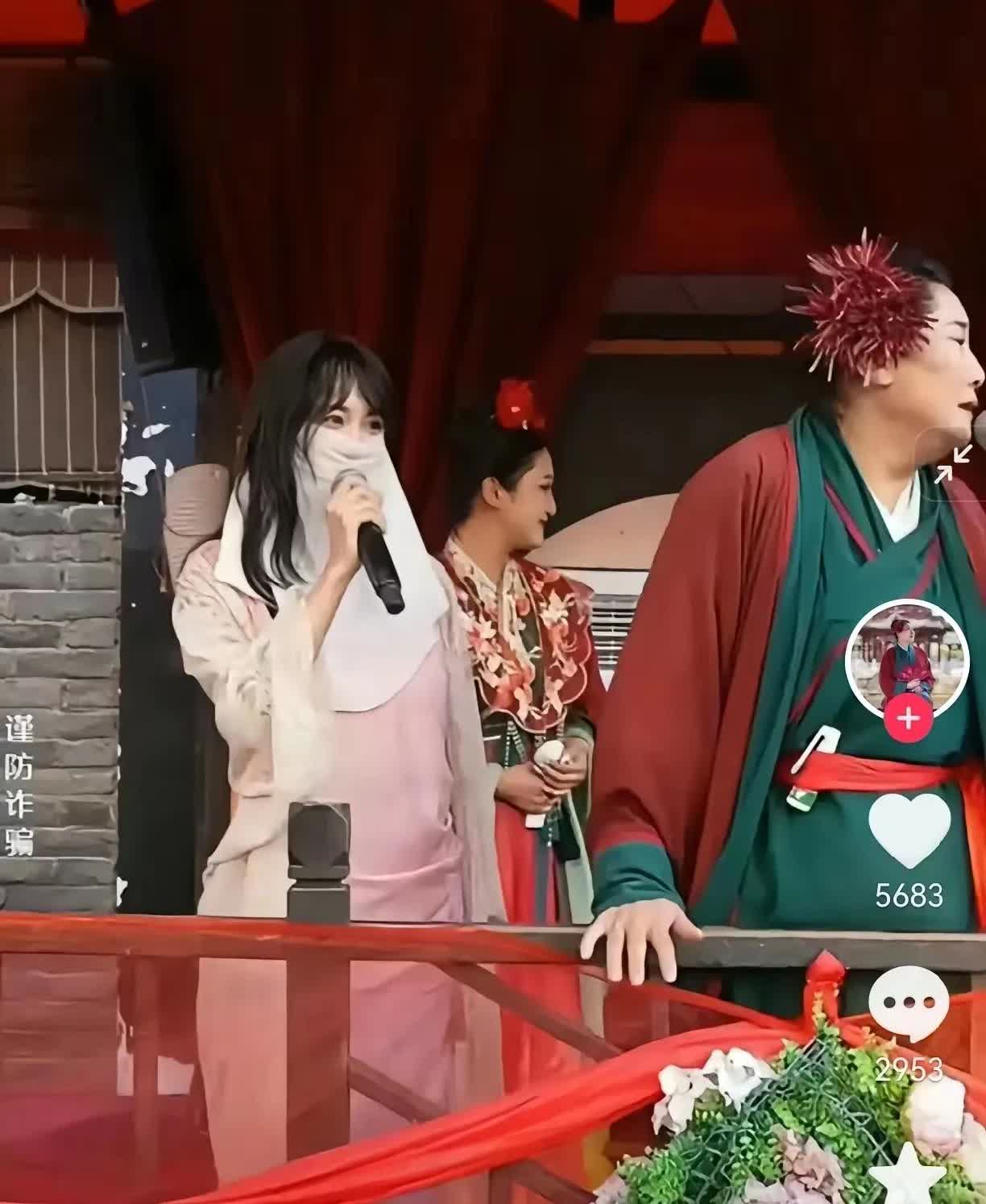 河南开封的王婆说媒已经成为一个招牌节目了，日前来了一名重磅嘉宾，来自四川的蒙面女