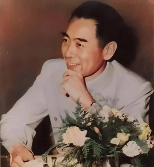 1949年，周总理经过花园时，感觉身后有双眼睛在盯着他，回头一看，原来是一个花匠