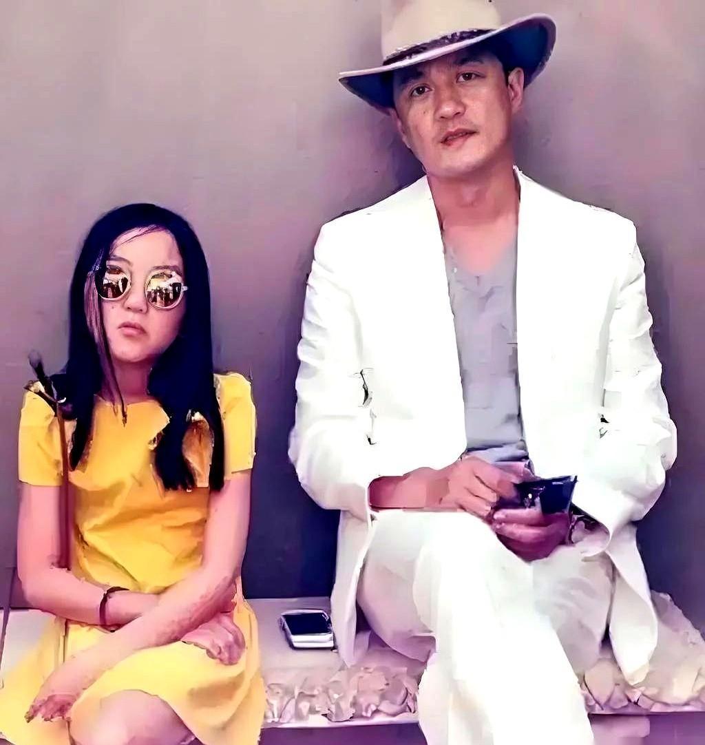 他当年辞了戏,陪女儿跑医院;她现在策展,把爸爸的爱变成公益。李嫣没喊苦,也没喊