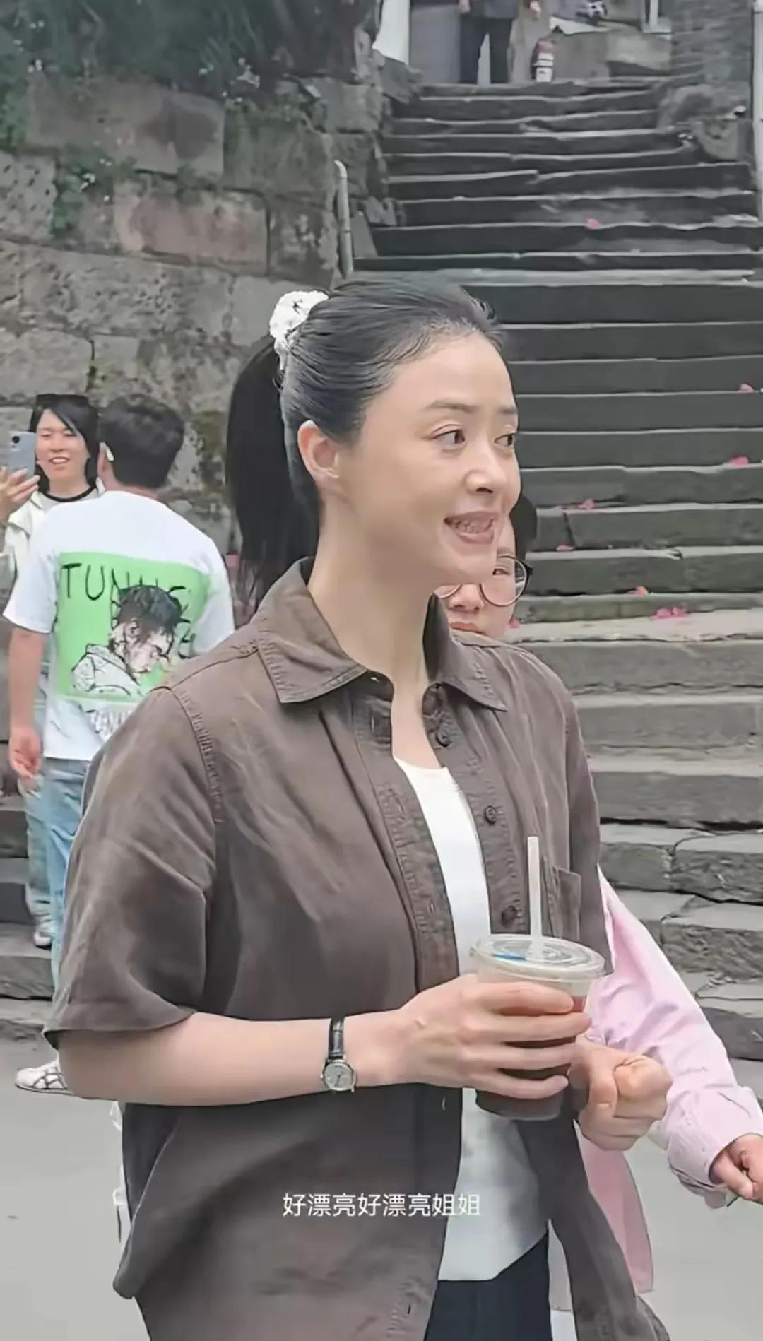 蒋欣的素颜依然特别好看，给人一种独特的魅力！明星不是非得浓妆淡抹才美丽。蒋欣的
