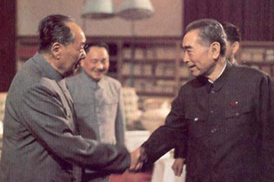 1974年，周总理抱病来到湖南长沙，向毛主席汇报工作。关于邓小平的工作安排，毛主