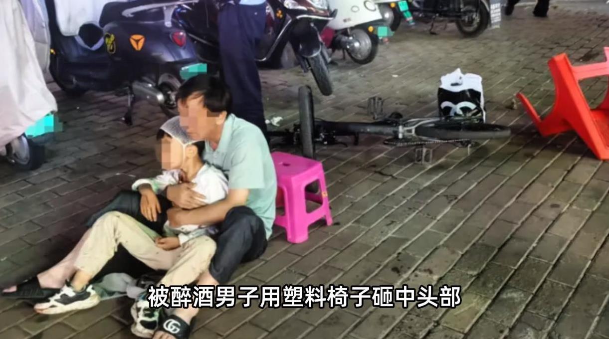 “飞来横祸！”7月6日，云南昆明，一位8岁的小男孩在路边骑车时，突然被一把飞过来