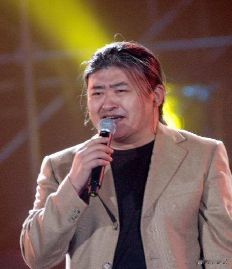 一个歌手病逝了，被无限吹捧，艺术家、音乐家、作曲家、歌唱家……但凡能称“家”，