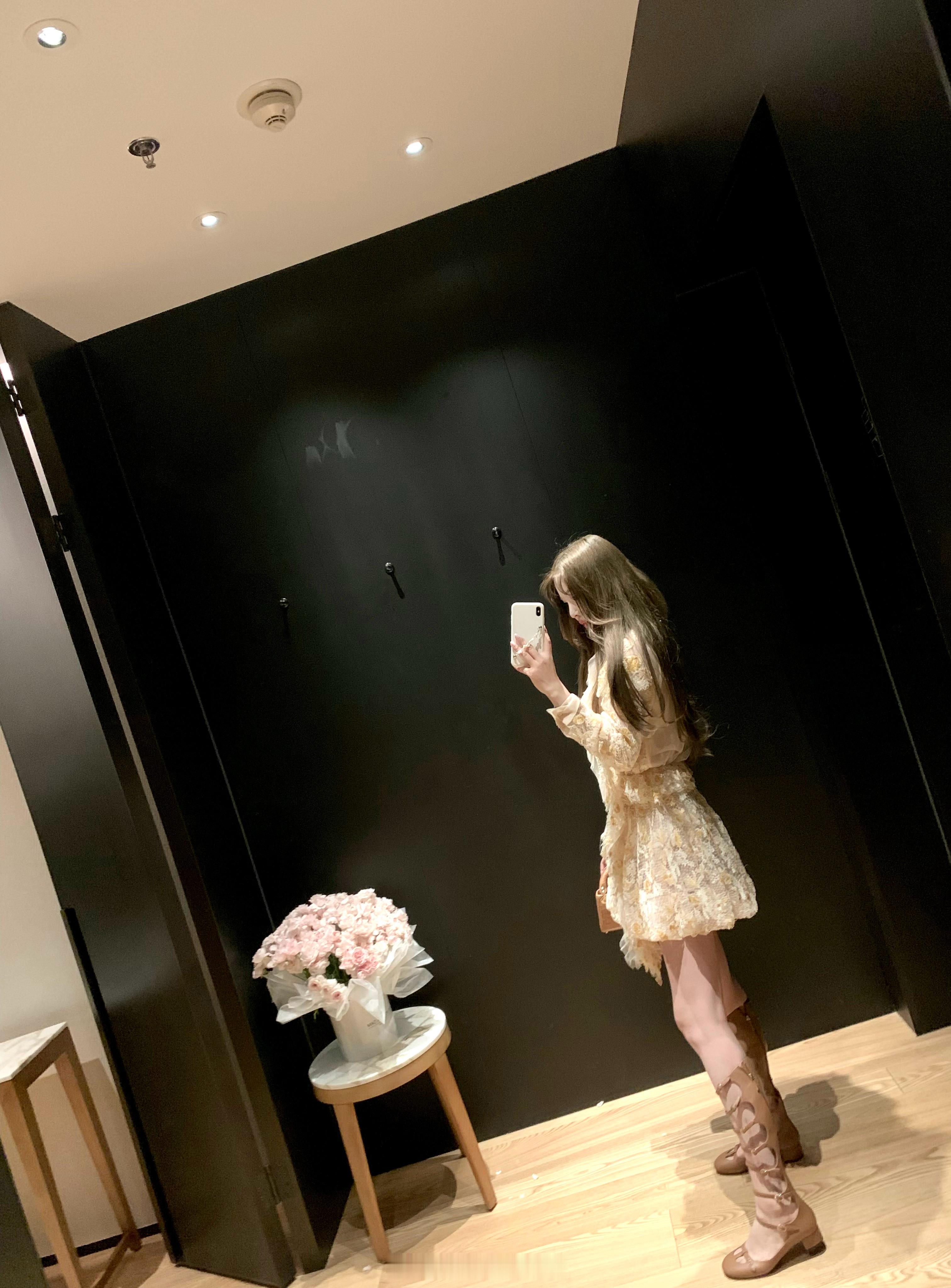 这套面料真的很美拍不太出来这个面料我们自己定做的裙子上面的穗我截短了一些