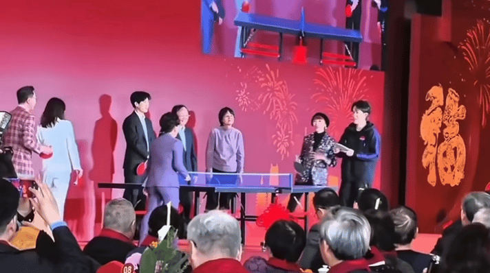 新鲜的王楚钦，在院士联谊会现场。1.26日，王楚钦和邓亚萍老师在参加节目，主