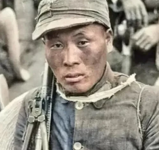 1945年，一名机枪手为避开日军，选择绕山路行进。没想到，他意外发现了100多名