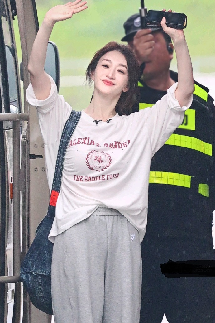 最近李小冉在录制浪姐的时候走运动时尚路线，看上去特别的有动感活力气息。李小冉