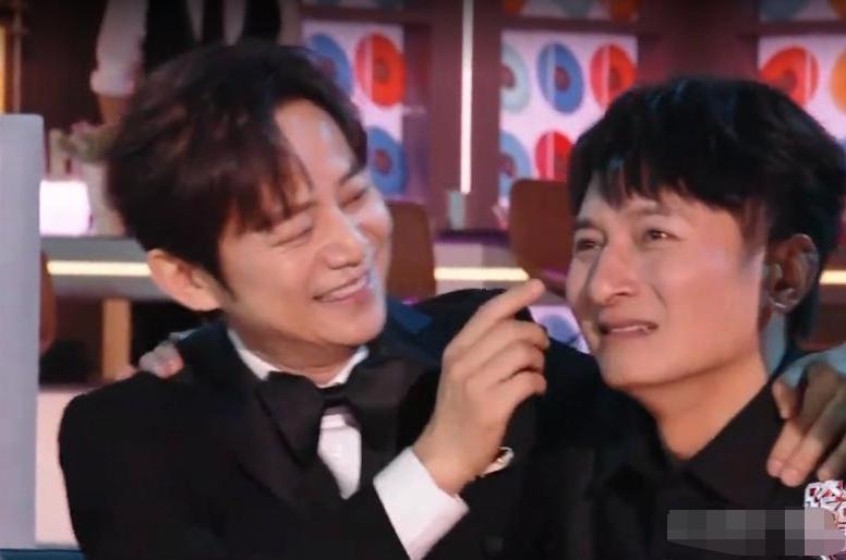 2025跨年晚会大型翻车现场！假唱跑调扎堆，只有湖南卫视这幕看哭全网202