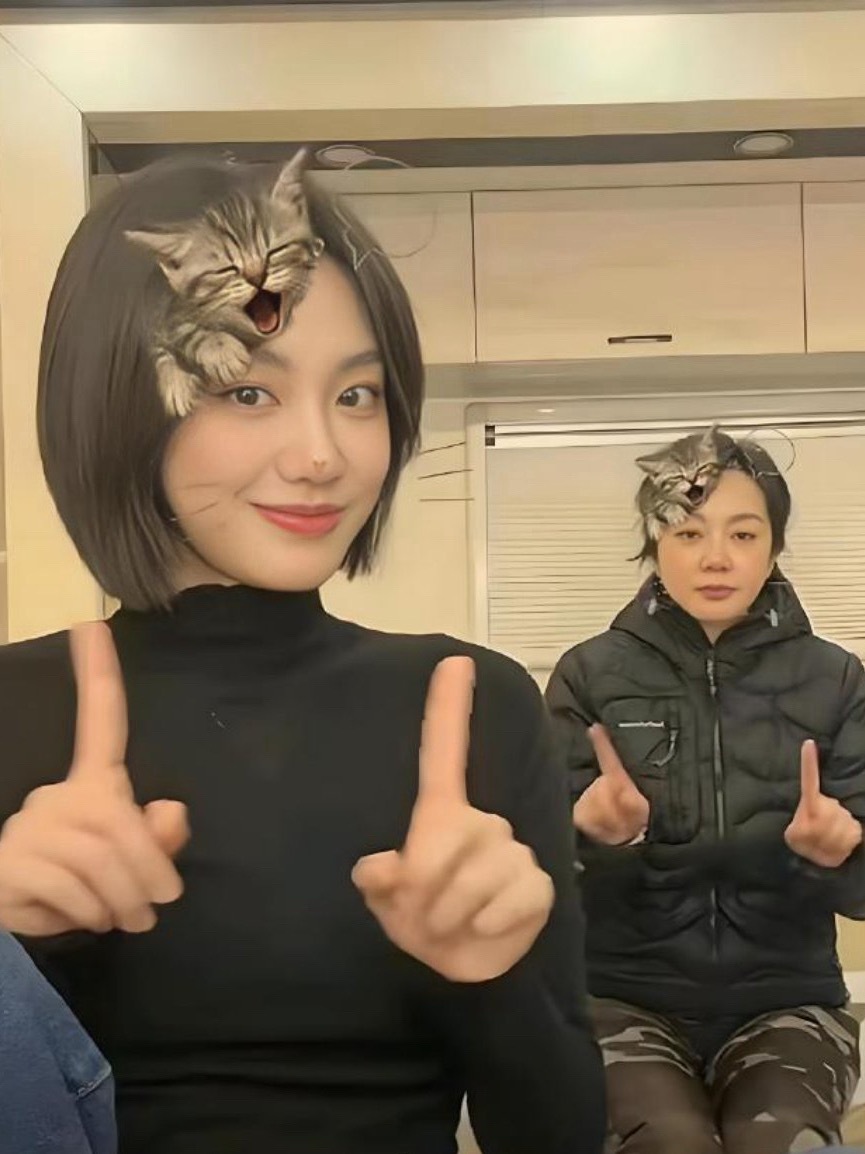 闫妮跟她姑娘，她姑娘老好看了。