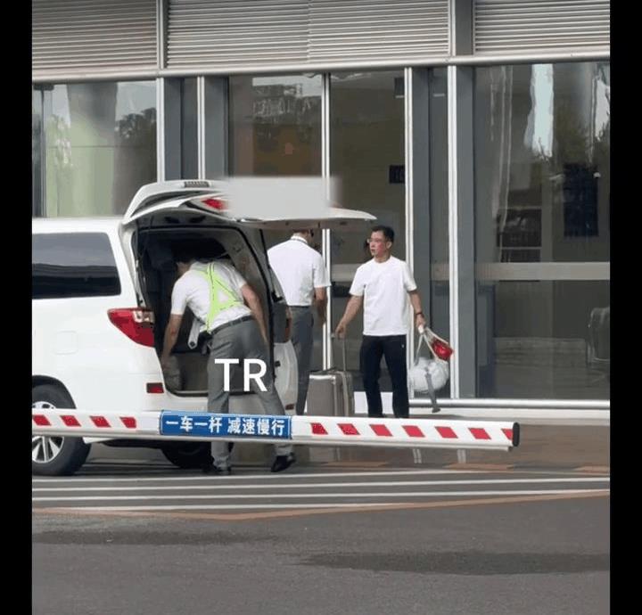 莎莎拎着肯德基出发了，真是一个合格的代言人！工作人员手提肯德基的袋子，一眼就被