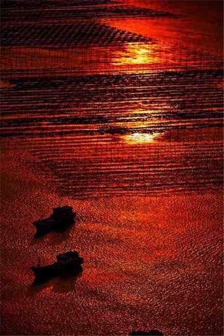 霞浦，碧海溢彩，滩涂铺金，水波潋滟，似一颗璀璨的明珠镶嵌在东海之滨。