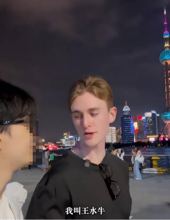 王水牛的约会日常，看似随意，其实每一步都算得相当精准。 王水牛这次真正让人看