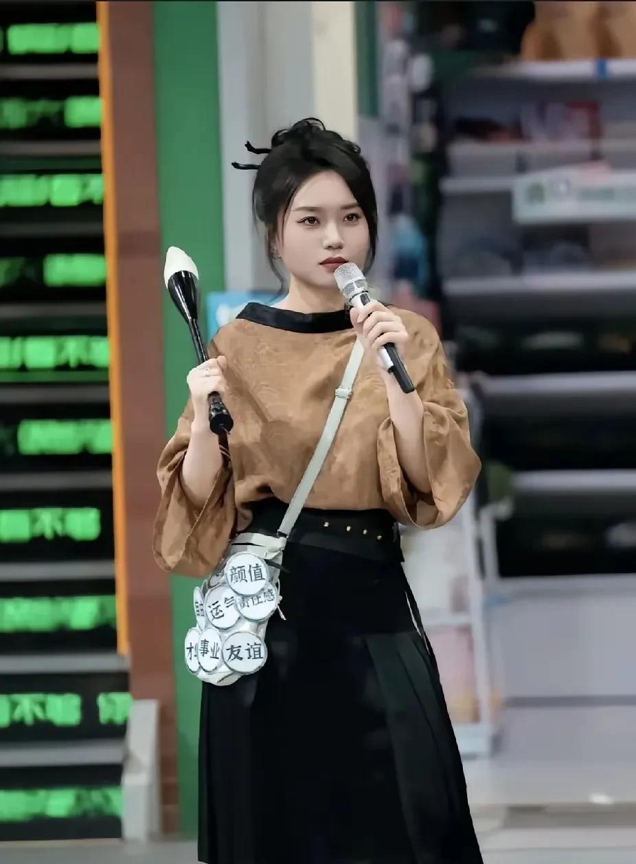 瘦下来的李雪琴和以前简直判若两人五官都变了，像港台曾经饰演过周芷若的那位女明星