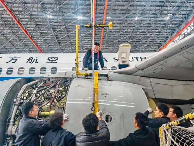 南航退役的波音737-700在贵阳机场拆解，本以为是拆废铁，结果发动机舱里直接藏