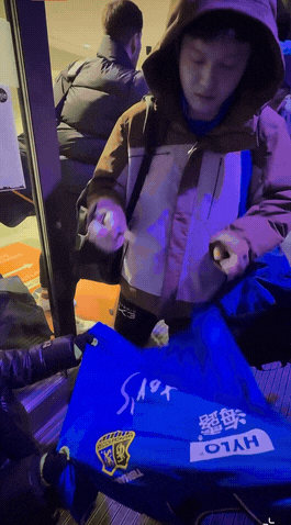 今晚，有两位幸运儿在德国杯赛后拿到了樊振东的签名，真的太幸福了。红衣小孩子不仅拿
