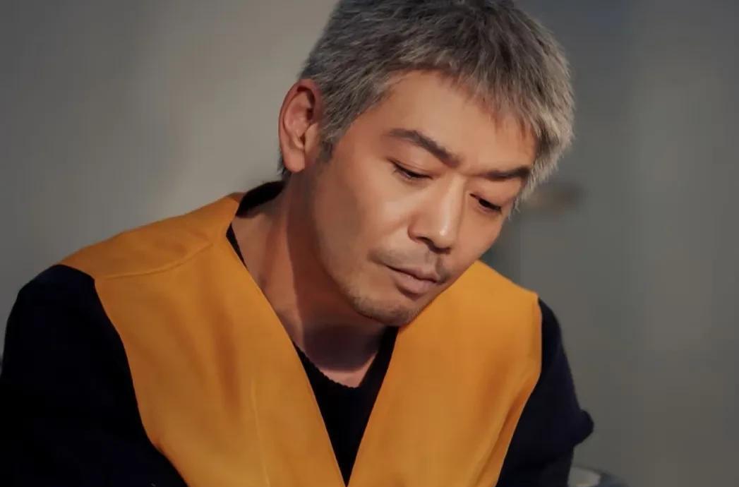 《以法之名》万海也是有大腿的，而且万海的大腿比禹天成的大腿粗。15年前，禹天成