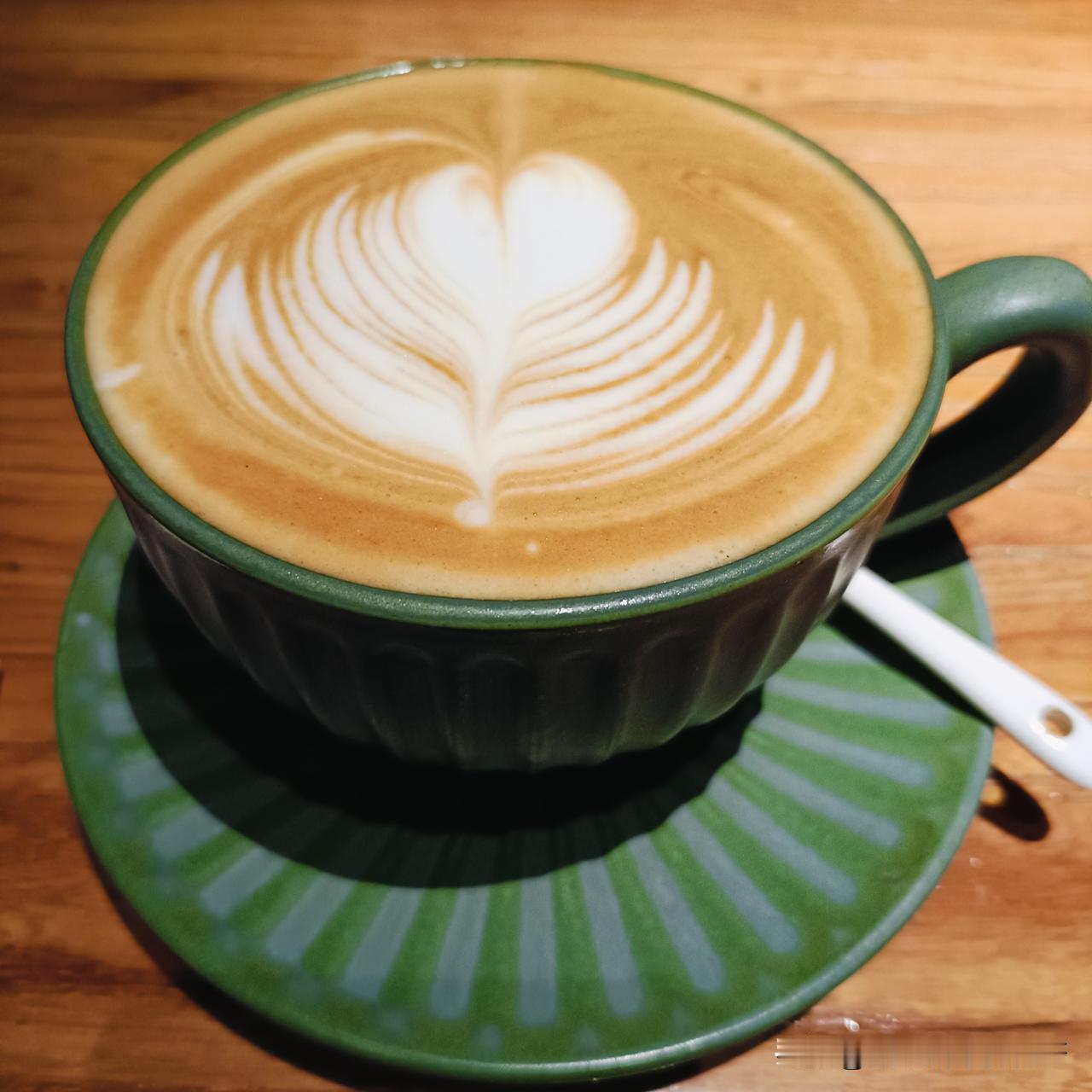 今天是2025年12月13日，星期六，天气开始变冷，我穿上了羽绒服，今天的我依然