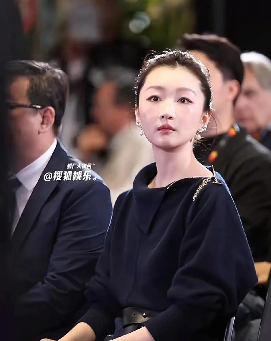 周冬雨这次终于穿对衣服了，这次周冬雨穿着一件气质长裙亮相戛纳，不管是造型还是穿搭