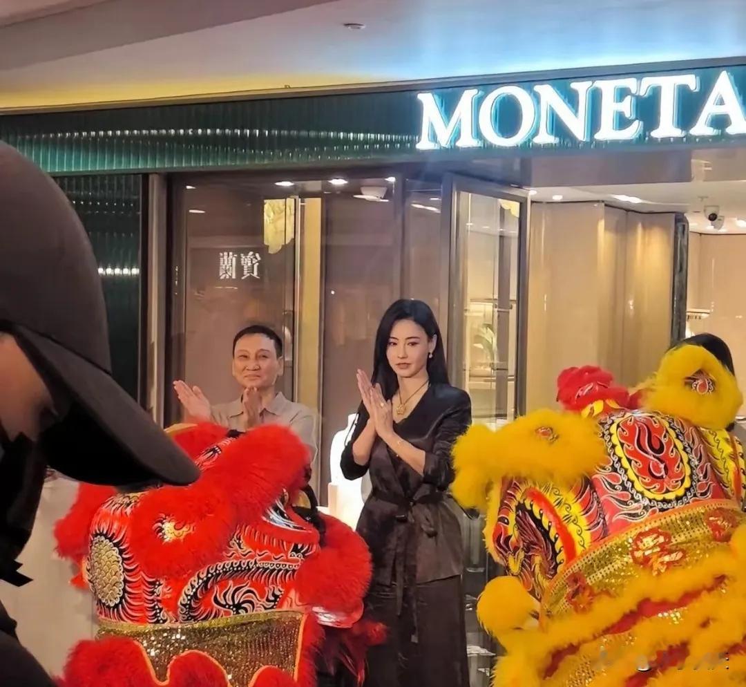 年过48岁张柏芝到武汉剪彩，路人无滤镜生图刷屏，这状态谁不服？​​​​