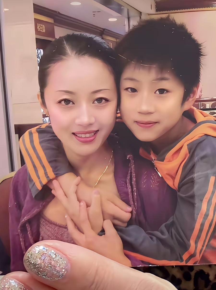 自从王梓嘉给王亮开了9个小时的专场，撕掉王小利“铁桶一块”的面纱，温美玲和王亮母